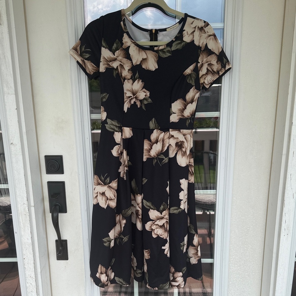 JessaKae Black and Cream Floral Midi Dress Small